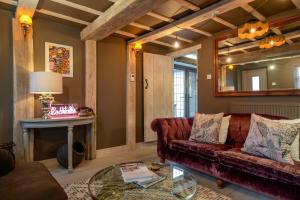 un salon avec un canapé et une table dans l'établissement Purple Poppy Cottage, à Burton Joyce 49 autres photos