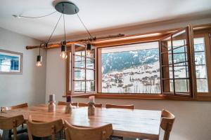 Billabong في جريندلفالد: غرفة طعام مع طاولة ونافذة كبيرة
