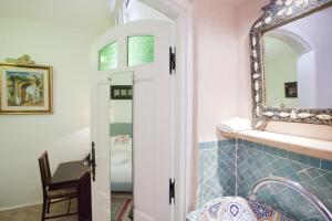 a bathroom with a mirror and a table at Kasbah Rose in Tangier