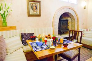 een woonkamer met een tafel en een open haard bij Kasbah Rose in Tanger +26 foto's