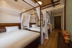 two beds in a room with two beds sidx sidx sidx sidx at 22 Garden House in Jinghong