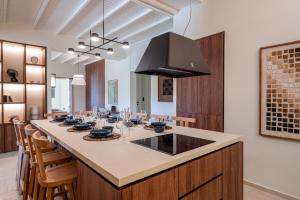 Η κουζίνα ή μικρή κουζίνα στο Sounio Poseidon Villa +63 φωτογραφίες