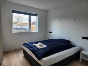 a bedroom with a bed with a window at Modern leilighet med fin utsikt fra terrassen in Lillesand