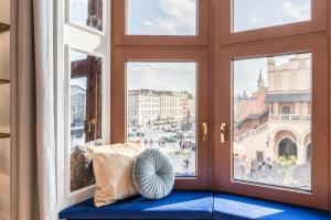 ventana con almohada y vistas a la ciudad en Exclusive Panoramic APARTMENT, en Cracovia