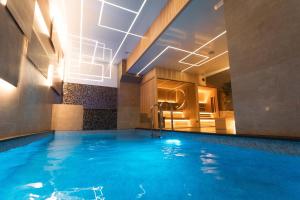 Bazén v ubytování Garni Hotel Niš City View nebo v jeho okolí