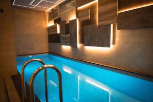 Bazén v ubytování Garni Hotel Niš City View nebo v jeho okolí