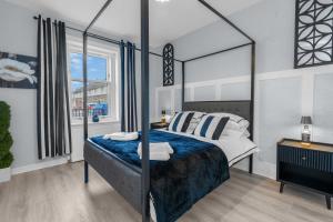 Postel nebo postele na pokoji v ubytování Luxury Central Hidden Gem