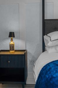 Postel nebo postele na pokoji v ubytování Luxury Central Hidden Gem
