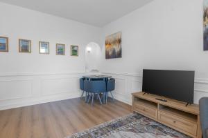 TV a/nebo společenská místnost v ubytování Luxury Central Hidden Gem