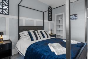 Postel nebo postele na pokoji v ubytování Luxury Central Hidden Gem