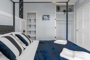 Postel nebo postele na pokoji v ubytování Luxury Central Hidden Gem