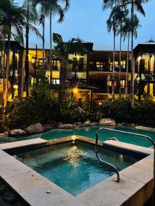 Piscina de la sau aproape de Hibiscus Five - A Balinese vibe!