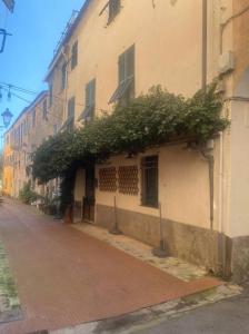 een gebouw met planten aan de zijkant bij Antica Dimora Rooms in Albisola Superiore