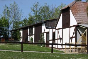 TarnewitzerhagenにあるOstseebauernhof Familie Jägerの白い大屋根