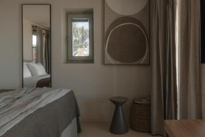 Postel nebo postele na pokoji v ubytování Stamna Sifnos a member of Design Hotels