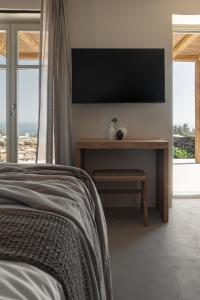 TV a/nebo společenská místnost v ubytování Stamna Sifnos a member of Design Hotels