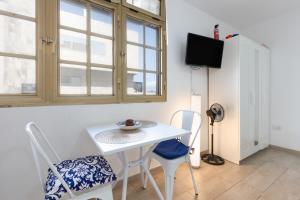 Televízia a/alebo spoločenská miestnosť v ubytovaní Central Bright Studio + 14 fotografií