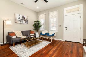 Χώρος καθιστικού στο Historic CozySuites 4BR 2BA with a modern touch