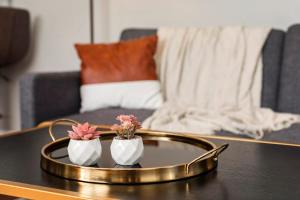 Χώρος καθιστικού στο Historic CozySuites 4BR 2BA with a modern touch