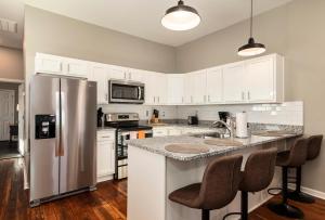 Η κουζίνα ή μικρή κουζίνα στο Historic CozySuites 4BR 2BA with a modern touch +28 φωτογραφίες