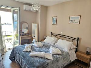 um quarto com uma cama com toalhas em Sea Vibes Studio em Ýpsos