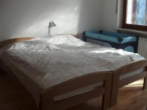 ein Schlafzimmer mit einem Bett und einem blauen Stuhl in der Unterkunft Ferienwohnung Nöll in Regensburg