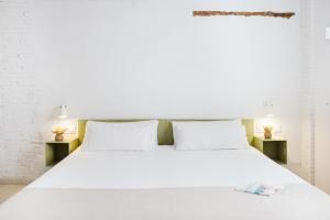 Postel nebo postele na pokoji v ubytování OttoH Charm Stay