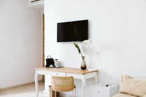 TV a/nebo společenská místnost v ubytování OttoH Charm Stay