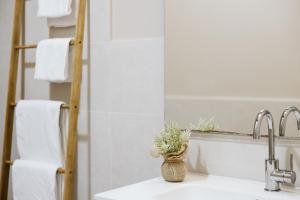 Koupelna v ubytování OttoH Charm Stay