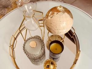 einem weißen Tisch mit Globus und anderen Gegenständen in der Unterkunft Capricon Village 3 Bedroom Villa in Centurion