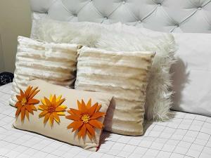 eine Gruppe von Kissen auf einem Bett in der Unterkunft Capricon Village 3 Bedroom Villa in Centurion + 37 Fotos