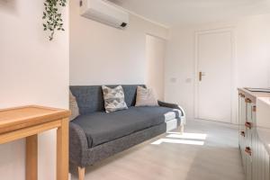 a living room with a couch in a room at Appartamento gioiello vista lago in Perledo