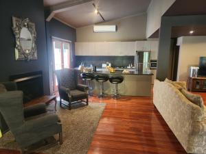 una cucina con sedie, tavolo e bancone di Montrose Barn House- Entire Home a Montrose