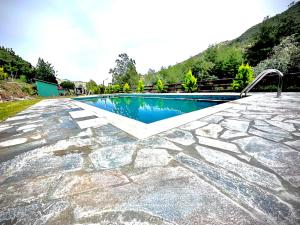 Bazén v ubytování Mountain Glamping Cabin With Kids Playground and Pool nebo v jeho okolí