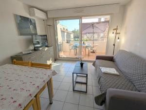 Μια τηλεόραση ή/και κέντρο ψυχαγωγίας στο Sol-y-Days Mayflower, appartements climatisés résidence avec piscine proche centre