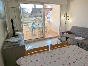 Ένα ή περισσότερα κρεβάτια σε δωμάτιο στο Sol-y-Days Mayflower, appartements climatisés résidence avec piscine proche centre +14 φωτογραφίες