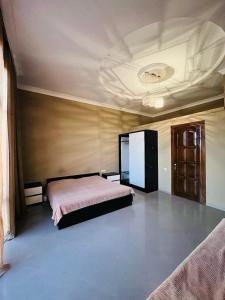 Postel nebo postele na pokoji v ubytování Guest House ZUGDIDI INN