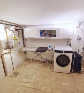 una lavanderia con lavatrice e tavolo di Bedroom with free parking a Borsdorf Altre 5 foto
