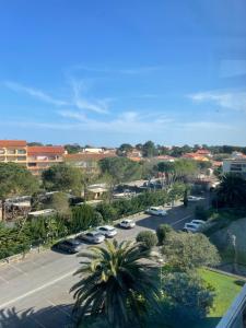 arial view of a parking lot with cars parked at Appartement Cosy Parking, Plage & Commerces à Deux Pas in Argelès-sur-Mer