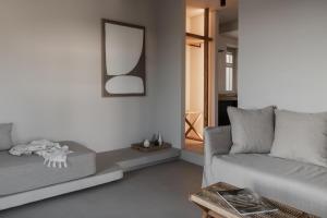 Posezení v ubytování Stamna Sifnos a member of Design Hotels