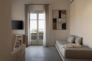 TV a/nebo společenská místnost v ubytování Stamna Sifnos a member of Design Hotels