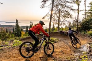 two people riding bikes on a dirt trail at Les Refuges du Massif de Charlevoix in Petite-Rivière-Saint-François