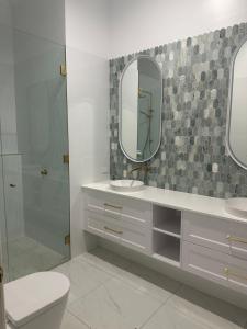 Ένα μπάνιο στο Gorgeous Heritage Home +7 φωτογραφίες