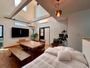 まちなかの家MANAにあるテレビまたはエンターテインメントセンター