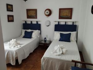 two beds sitting next to each other in a room at El Paraiso in El Portil