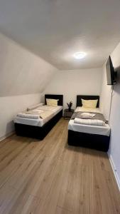 Katil atau katil-katil dalam bilik di 2,5-Zimmer-Dachgeschoss Monteurwohnung