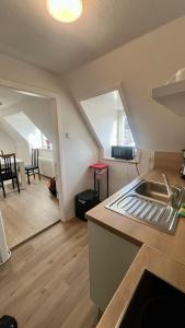 Dapur atau dapur kecil di 2,5-Zimmer-Dachgeschoss Monteurwohnung