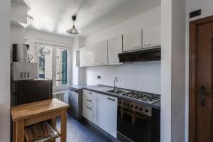 A kitchen or kitchenette at Beachfront, seaview and terrace - Portofino Gulf Még 22 kép