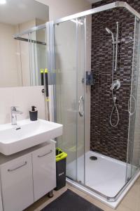ein Badezimmer mit Dusche und Waschbecken in der Unterkunft Cozy Retreat by Wenceslas Square in Prag + 23 Fotos