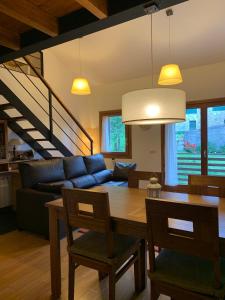 een woonkamer met een tafel en een bank bij La Molina Alp c Puigmal in Girona